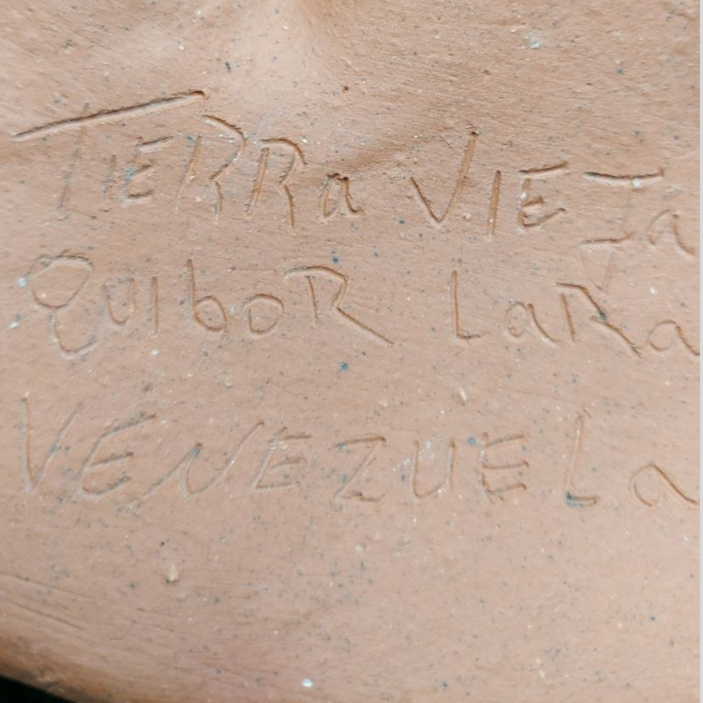 Ceramic piece with 'Tierra Vieta' branding and 'Venezuela' text on a brown background