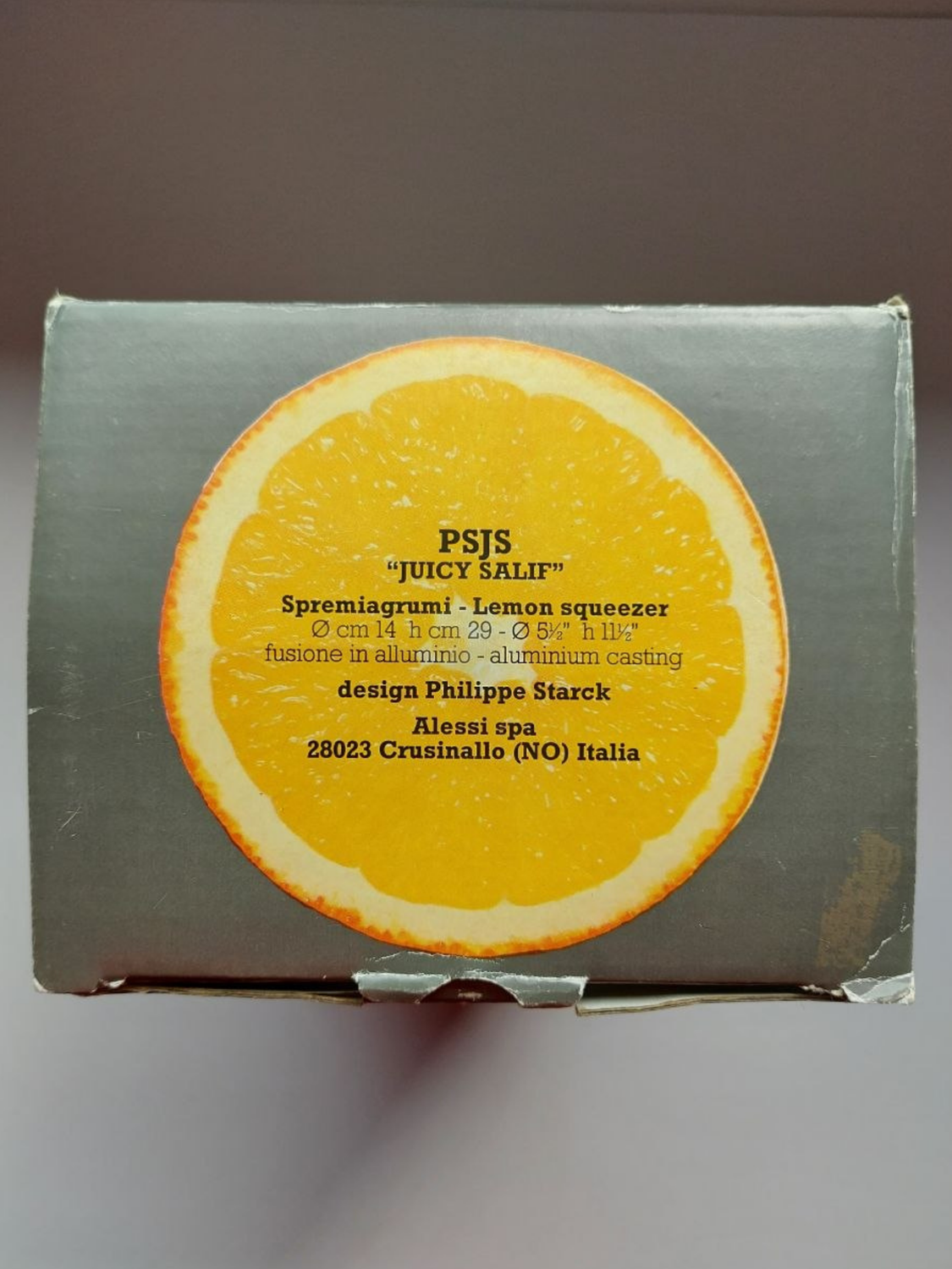 Box with a lemon design and text on a grey background